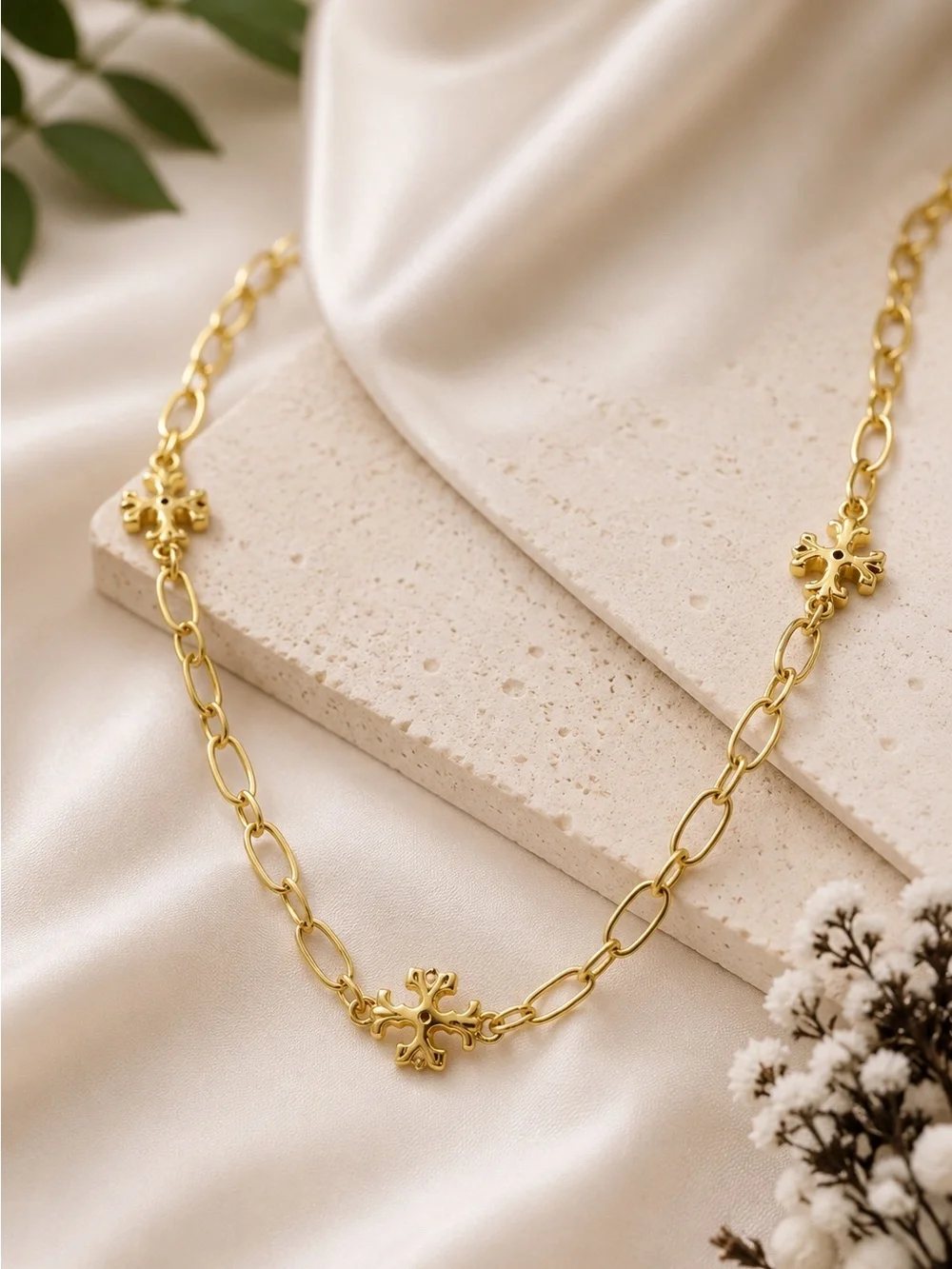 Tory Burch Roxanne chain delicate necklace in gold.